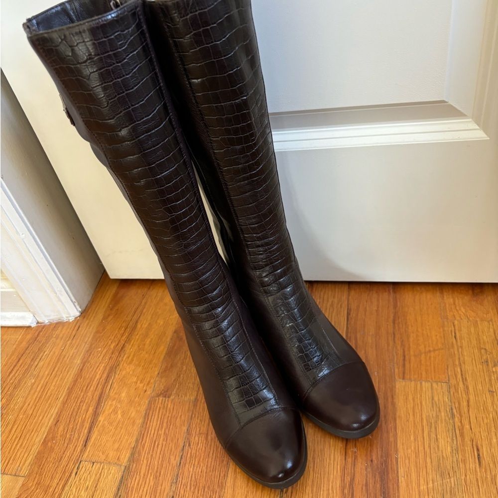 Elegant Black Croc-Embossed Knee-High Boots